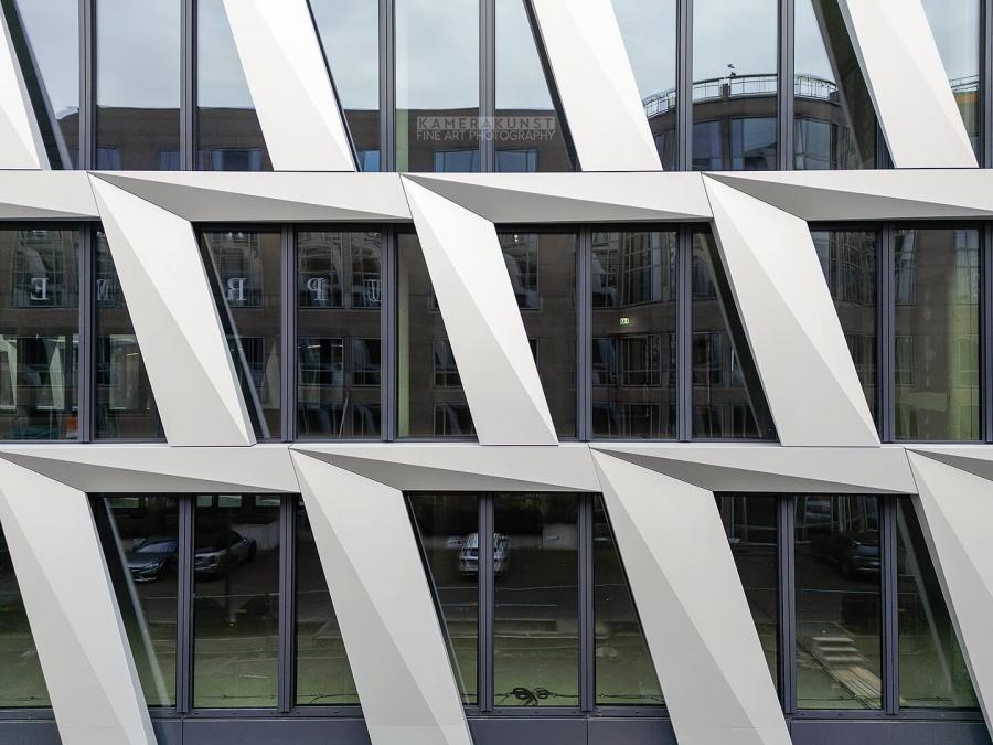 Fassadeninspektion mit Drohne zur Dokumentation der Fassadengestaltung bei Neubau eines Bürokomplexes
