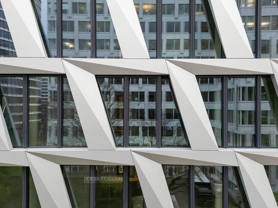 Fassadeninspektion mit Drohne zur Dokumentation der Fassadengestaltung bei Neubau eines Bürokomplexes