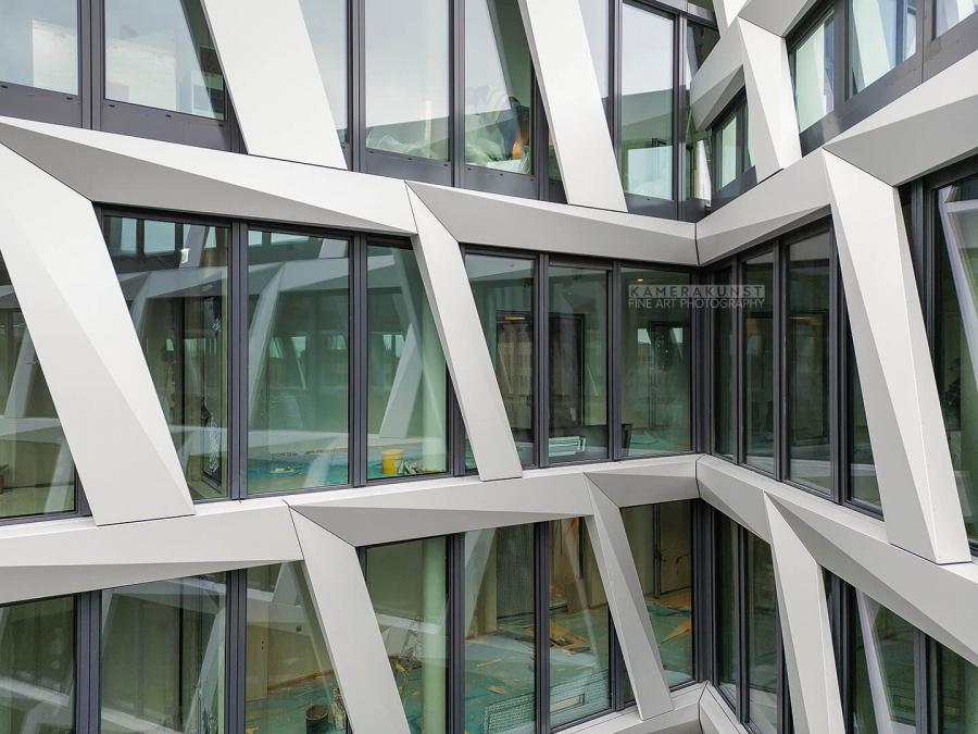 Hochauflösende Luftaufnahmen bei Fassadeninspektion mit Drohne