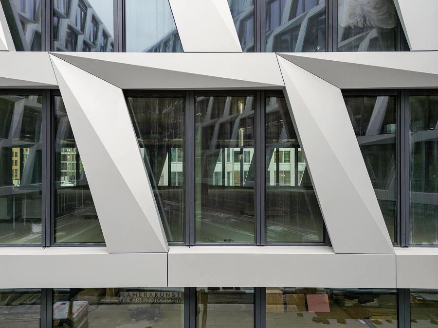 Fassadeninspektion mit Drohne zur Dokumentation der Fassadengestaltung bei Neubau eines Bürokomplexes