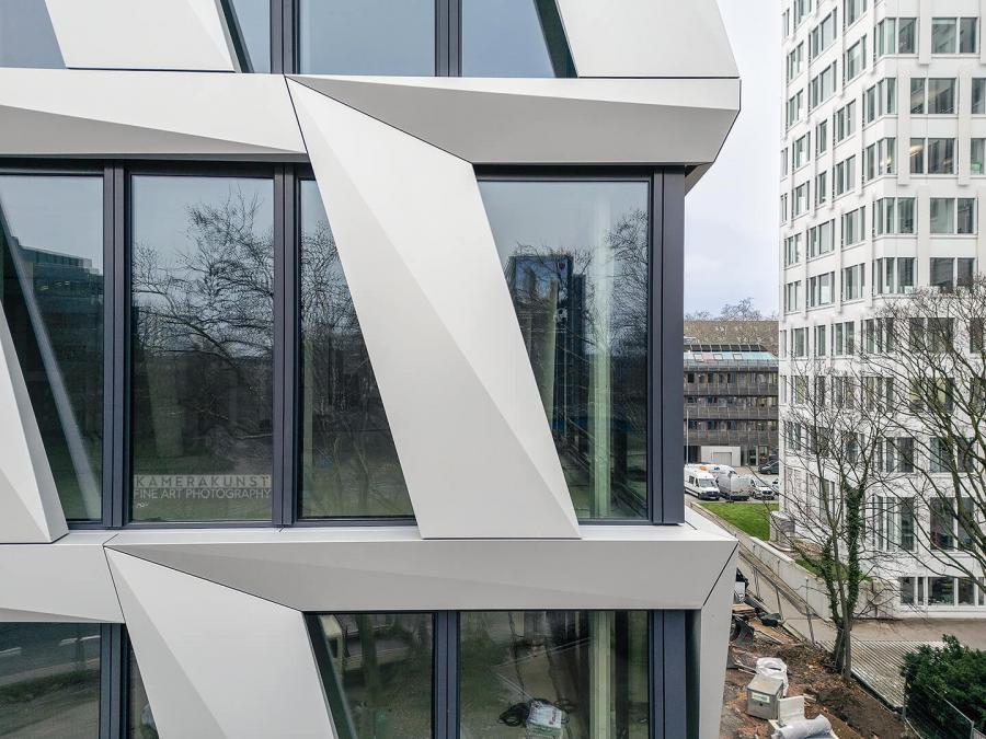 Fassadeninspektion mit Drohne zur Dokumentation der Fassadengestaltung bei Neubau eines Bürokomplexes