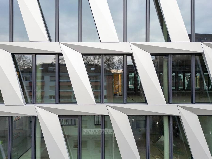Fassadeninspektion mit Drohne zur Dokumentation der Fassadengestaltung bei Neubau eines Bürokomplexes