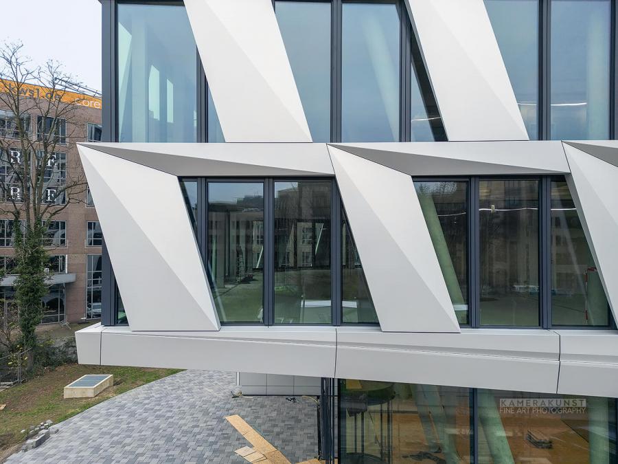 Fassadeninspektion mit Drohne zur Dokumentation der Fassadengestaltung bei Neubau eines Bürokomplexes