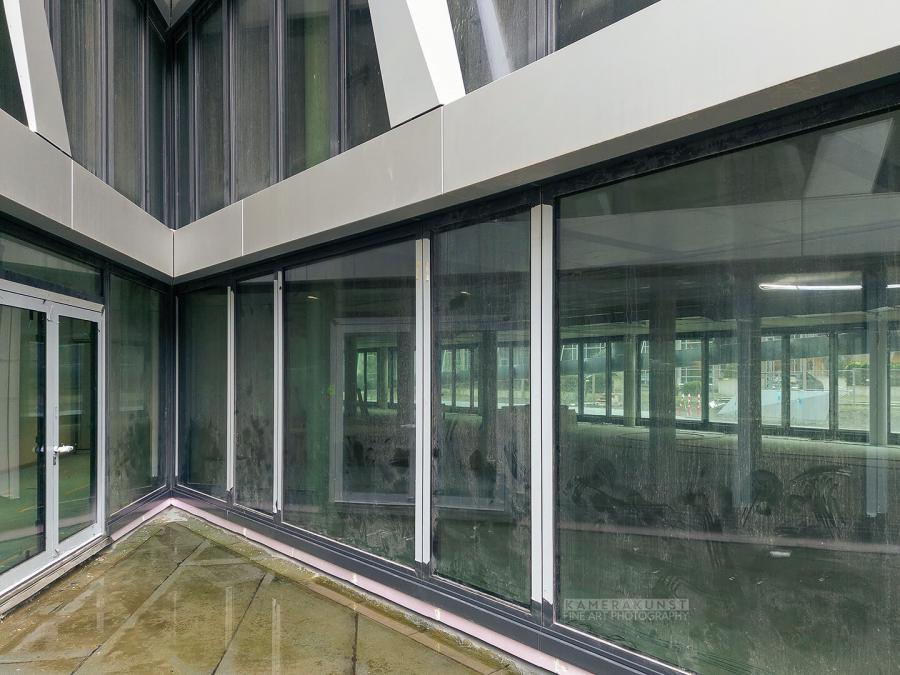 Fassadeninspektion mit Drohne zur Dokumentation der Fassadengestaltung bei Neubau eines Bürokomplexes