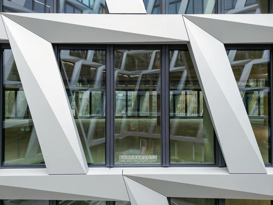 Fassadeninspektion mit Drohne zur Dokumentation der Fassadengestaltung bei Neubau eines Bürokomplexes