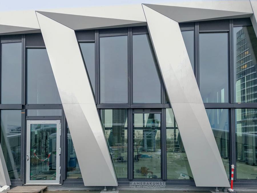 Fassadeninspektion mit Drohne zur Dokumentation der Fassadengestaltung bei Neubau eines Bürokomplexes