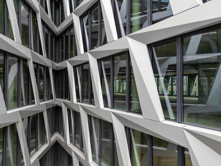 Fassadeninspektion mit Drohne zur Dokumentation der Fassadengestaltung bei Neubau eines Bürokomplexes