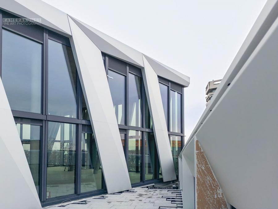 Fassadeninspektion mit Drohne zur Dokumentation der Fassadengestaltung bei Neubau eines Bürokomplexes