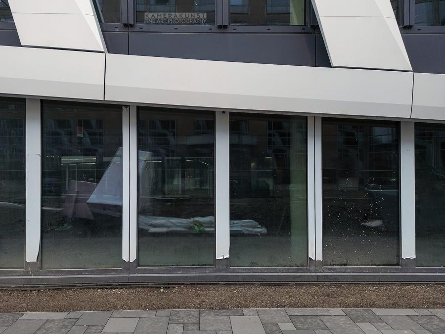 Fassadeninspektion mit Drohne zur Dokumentation der Fassadengestaltung bei Neubau eines Bürokomplexes