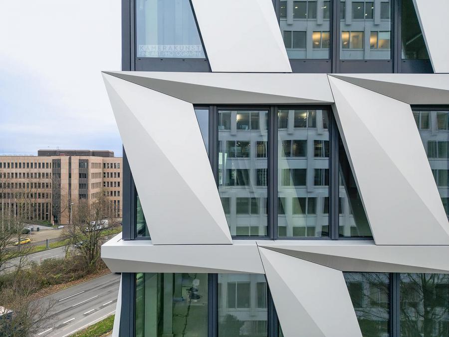 Fassadeninspektion mit Drohne zur Dokumentation der Fassadengestaltung bei Neubau eines Bürokomplexes