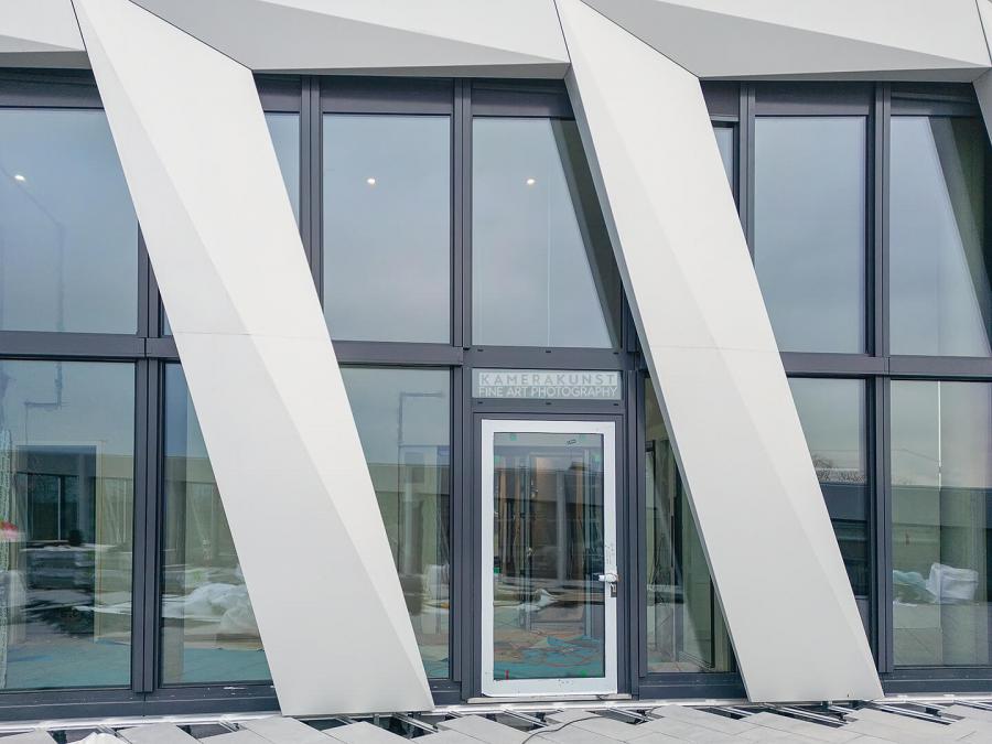 Fassadeninspektion mit Drohne zur Dokumentation der Fassadengestaltung bei Neubau eines Bürokomplexes