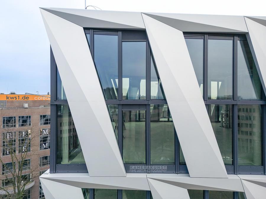 Fassadeninspektion mit Drohne zur Dokumentation der Fassadengestaltung bei Neubau eines Bürokomplexes