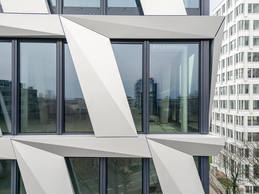 Fassadeninspektion mit Drohne zur Dokumentation der Fassadengestaltung bei Neubau eines Bürokomplexes