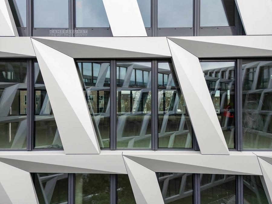 Fassadeninspektion mit Drohne zur Dokumentation der Fassadengestaltung bei Neubau eines Bürokomplexes