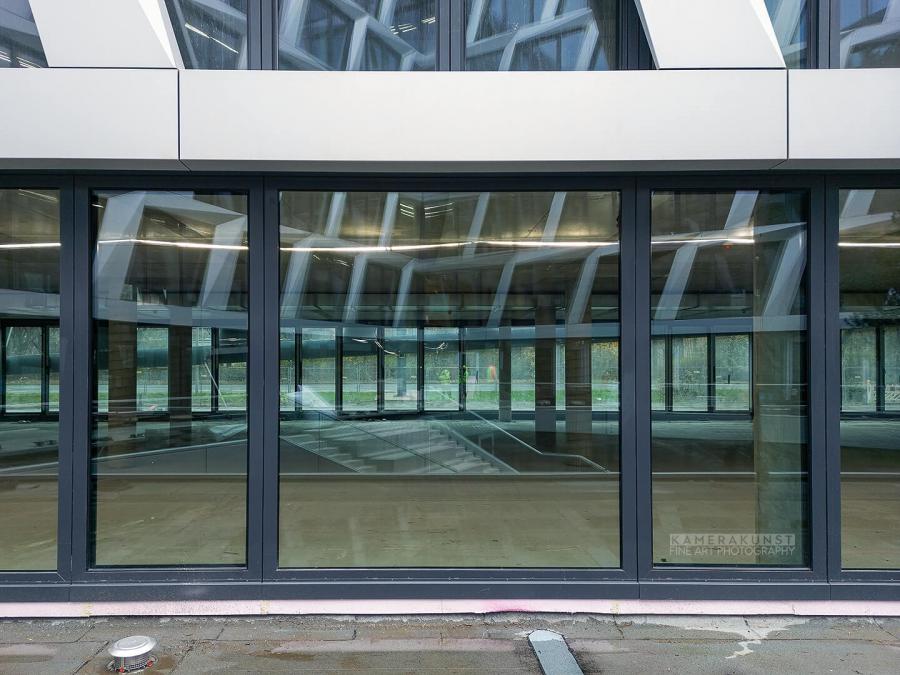 Fassadeninspektion mit Drohne zur Dokumentation der Fassadengestaltung bei Neubau eines Bürokomplexes