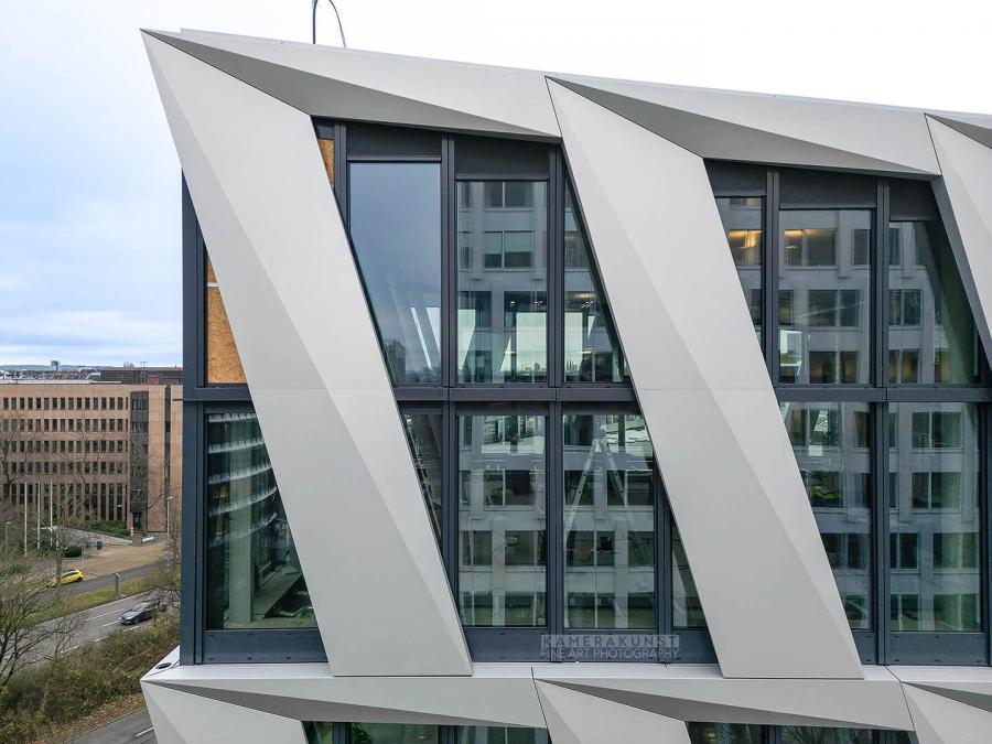 Fassadeninspektion mit Drohne zur Dokumentation der Fassadengestaltung bei Neubau eines Bürokomplexes