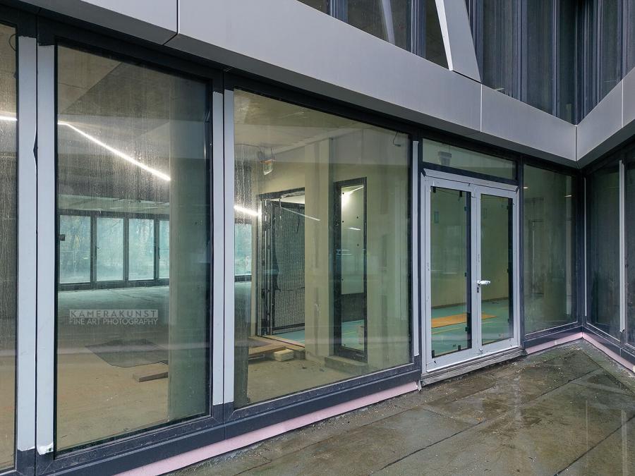 Fassadeninspektion mit Drohne zur Dokumentation der Fassadengestaltung bei Neubau eines Bürokomplexes