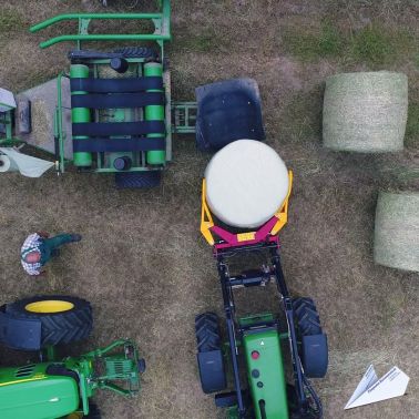 Landwirtschaft Heuernte Rundballen Luftaufnahme 