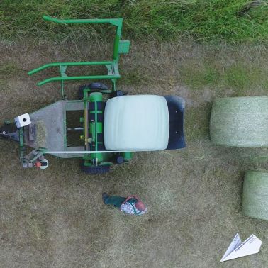 Landwirtschaft Heuernte Rundballen Luftaufnahme 