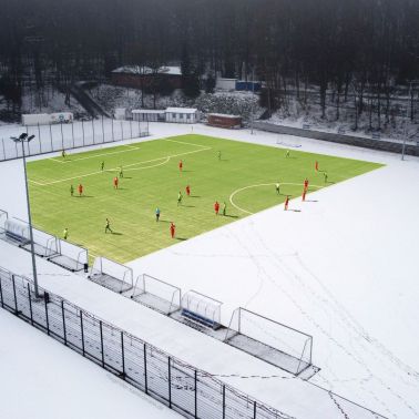 sportplatz fussballplatz schnee luftaufnahme 