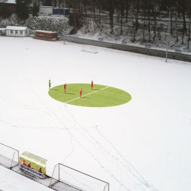 sportplatz fussballplatz schnee luftaufnahme 