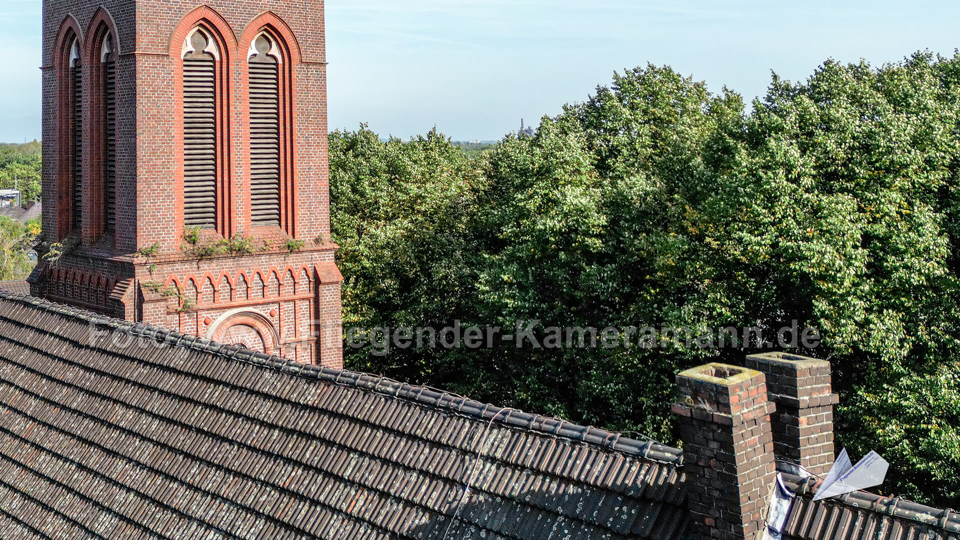 Drohnenluftaufnahmen für effiziente Dachinspektion von Kirchen