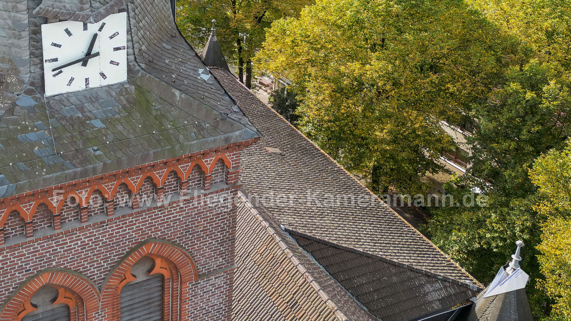 Drohnenluftaufnahmen für effiziente Dachinspektion von Kirchen