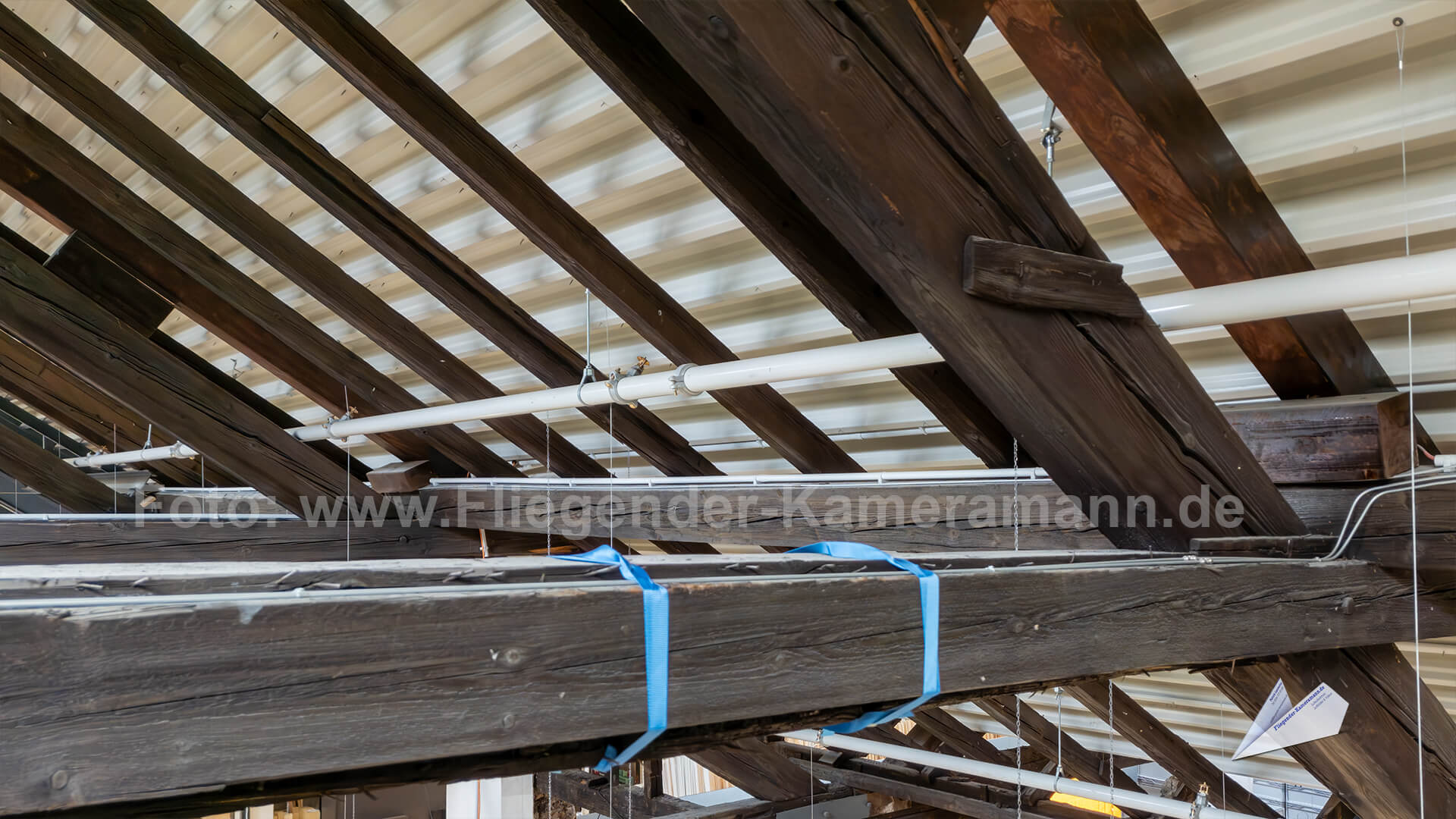 Indoor-Drohneninspektion für Dachstühle und Industriehallen