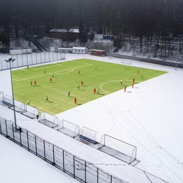 Foto mit Drohne: Luftaufnahme Sportplatz mit Rasenheizung im Winter