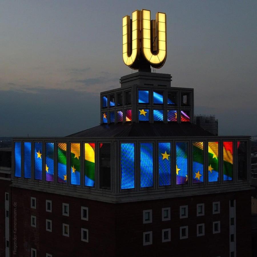 Luftaufnahme Dortmunder U mit virtueller "European Rainbow Flag" des Künstlers Adolf Winkelmann