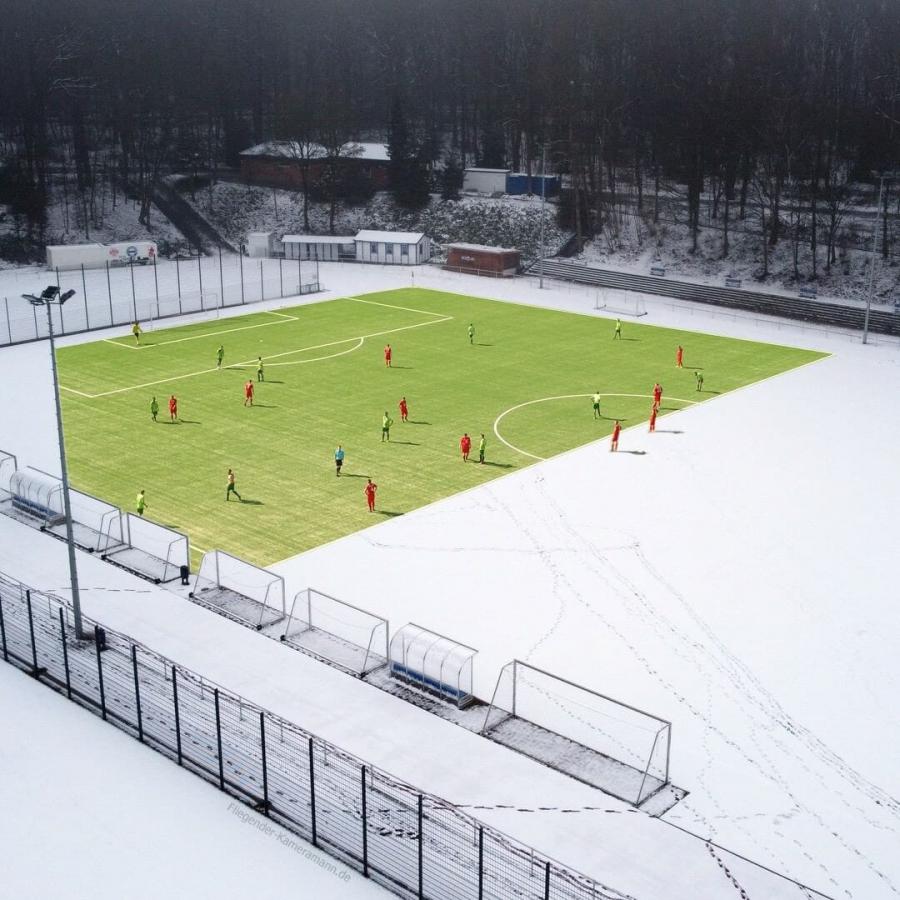 Luftaufnahme Sportplatz mit Rasenheizung im Winter