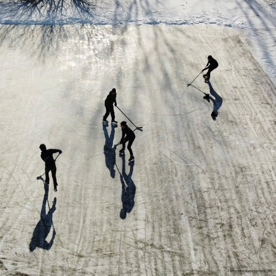 Luftaufnahme Eishockyspieler auf zugefrorenem See im Winter in Bochum