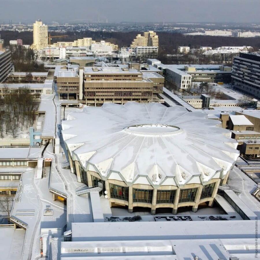 Luftaufnahme des Audimax der Ruhruni Bochum im Winter