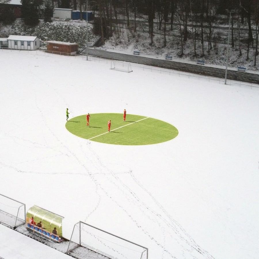 Luftaufnahme Fußballplatz im Winter