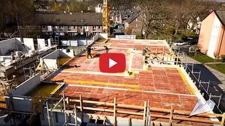 Bewegte Zeitrafferaufnahme: Bauarbeiten auf einer Baustelle Bewegte Zeitrafferaufnahme: Bauarbeiten auf einer Baustelle