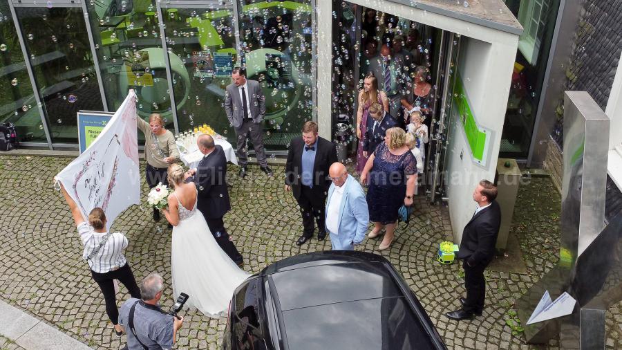 Drohnenfoto: Hochzeitsfeier mit Seifenblasen