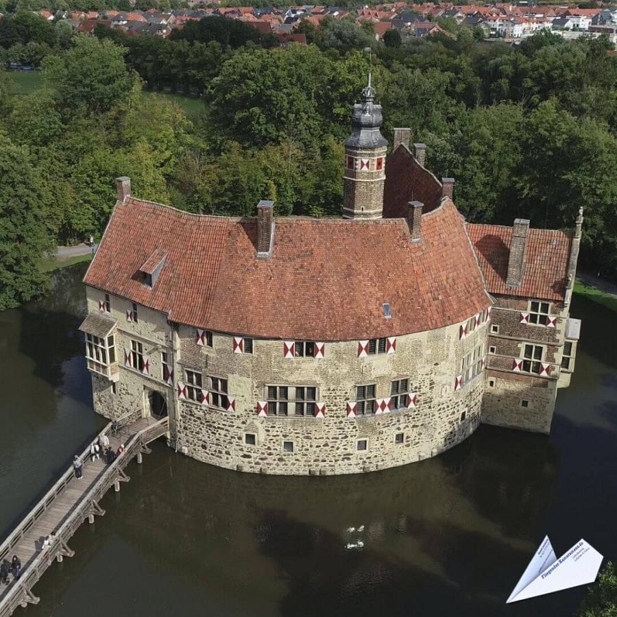 Hochzeitfotos mit Drohne: Traumhochzeit in Wasserburg mit der Drohne eingefangen