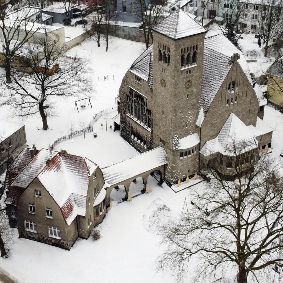 Hochzeitfotos mit Drohne: Auch im Winter trauen sich viele Paare