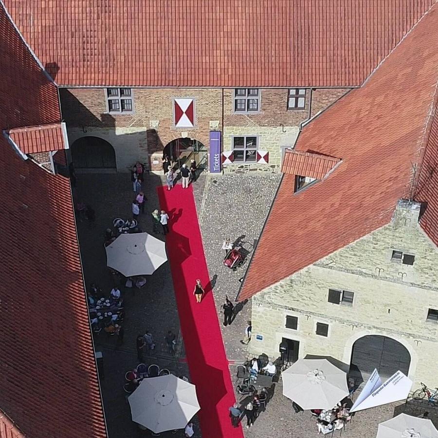 Hochzeitfotos mit Drohne: Traumhochzeit in Wasserburg mit der Drohne eingefangen