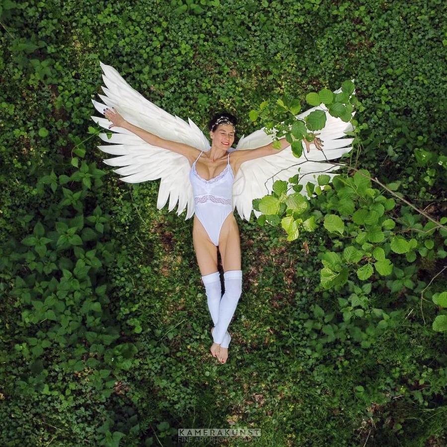 Hochzeitfotos mit Drohne: Braut mit traumhaften Flügeln
