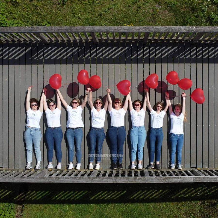 Aus ungewöhnlicher Perspektive macht der Fotograf mit der Drohne spaßige JGA-Bilder.