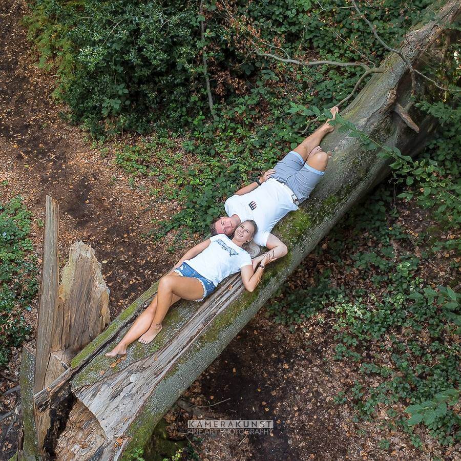 Die Gefühle und die Liebe stehen Kopf. Paarshooting mit Drohne in Bochums schöner Natur.