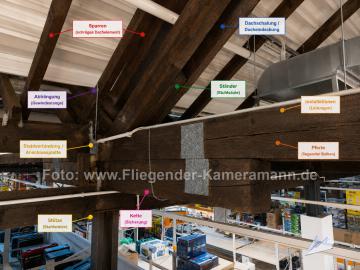 Foto mit Drohne: Indoor-Drohneninspektion eines Dachstuhls,Holztragwerks in einer Gewerbehalle