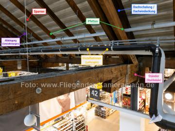 Foto mit Drohne: Indoor-Drohneninspektion eines Dachstuhls,Holztragwerks in einer Gewerbehalle