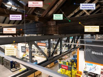 Foto mit Drohne: Indoor-Drohneninspektion eines Dachstuhls,Holztragwerks in einer Gewerbehalle