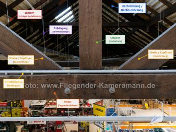 Foto mit Drohne: Indoor-Drohneninspektion eines Dachstuhls,Holztragwerks in einer Gewerbehalle
