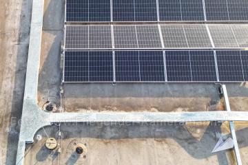 Photovoltaik-Dokumentation mit Drohne in NRW. Übersichts- und Nahaufnahmen von Modulfeldern, Anlagenaufbau und sichtbaren Details von PV-Anlagen