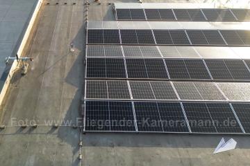 Photovoltaik-Dokumentation mit Drohne in NRW. Übersichts- und Nahaufnahmen von Modulfeldern, Anlagenaufbau und sichtbaren Details von PV-Anlagen