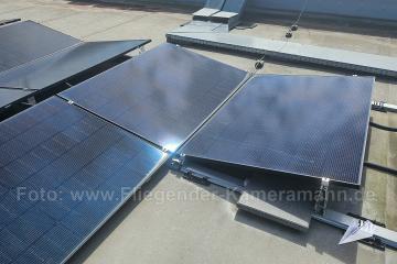 Photovoltaik-Dokumentation mit Drohne in NRW. Übersichts- und Nahaufnahmen von Modulfeldern, Anlagenaufbau und sichtbaren Details von PV-Anlagen