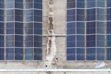 Photovoltaik-Dokumentation mit Drohne in NRW. Übersichts- und Nahaufnahmen von Modulfeldern, Anlagenaufbau und sichtbaren Details von PV-Anlagen